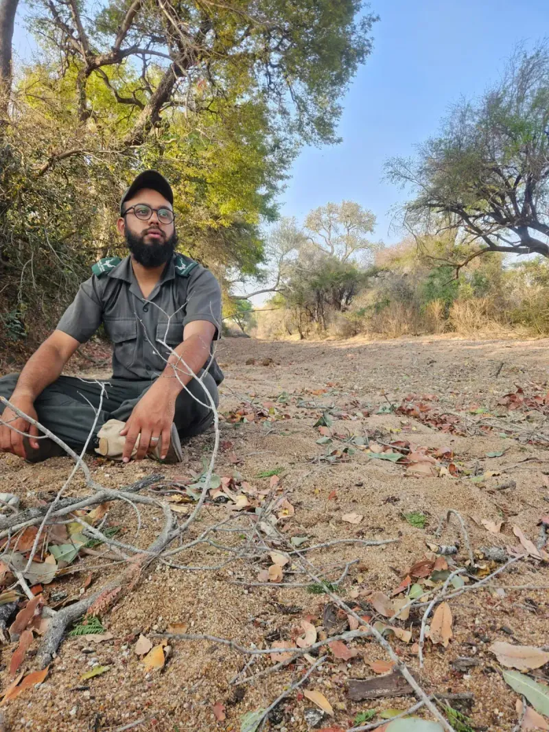 Guide crouching and tracking in dry riverbed